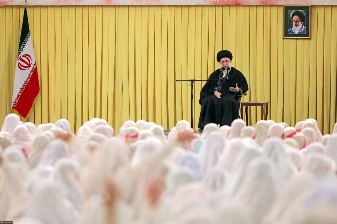 الإمام الخامنئي يشارك في مراسم حفل تكليف طالبات المدارس (2)